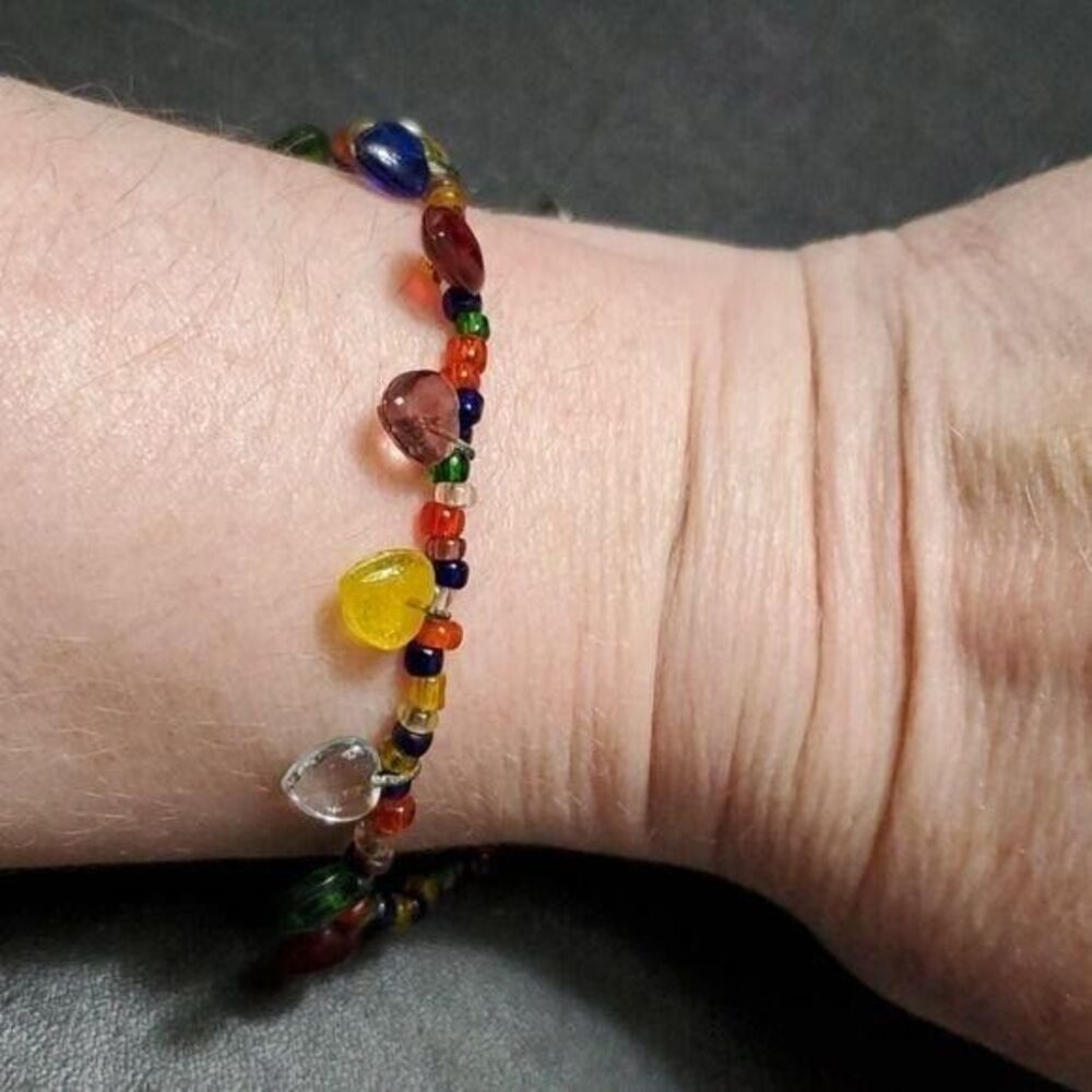 Glass seed bead and heart bracelet 8"